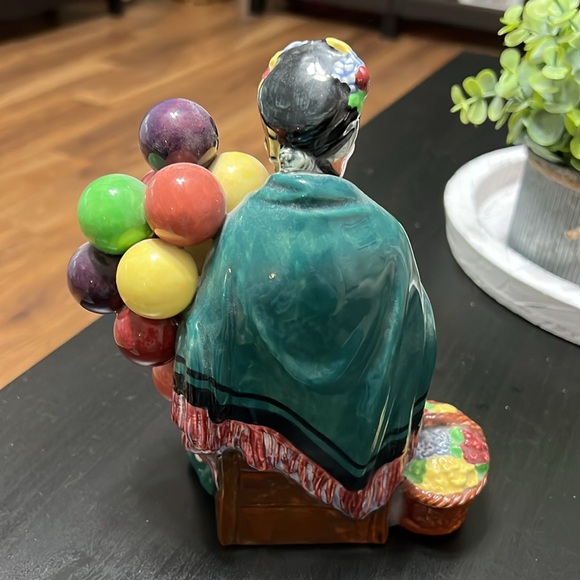 ANTIQUE Royal Doulton England Figurine “The Old Balloon Seller” HN 1315 - Picture 3 of 4